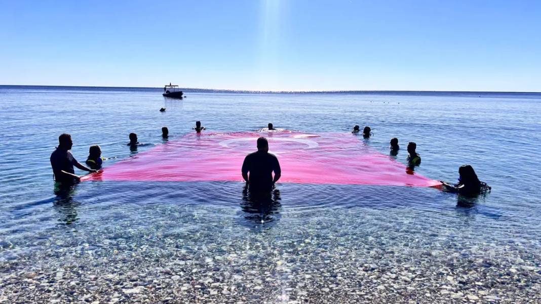 Antalyalı Dalgıçlar Cumhuriyet İçin Akdeniz'de Bayrak Açtı 4